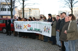 Magdeburg: Gruppenfoto der Bus-Besatzungen und dem SprecherInnenrat des Bündnisses